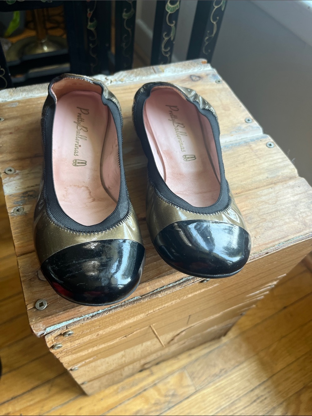 Pretty Ballerinas Black and Olive Green Patent Cap-Toe Ballet Flats